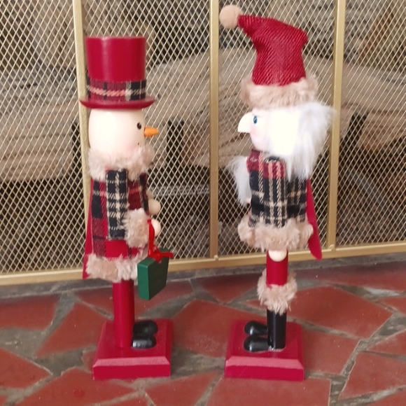Nutcracker Set of 2. Decorative Wearing Faux Fur Trimmed Plaid. 10" - Picture 6 of 6